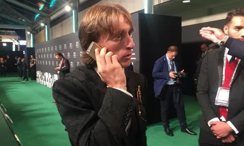 Vì sao thu nhập khủng, Modric vẫn dùng điện thoại 'cùi'?