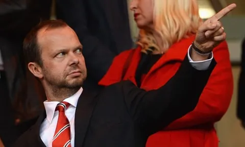 Ủng hộ Mourinho, fan MU giăng biểu ngữ khó tin phản đối Ed Woodward