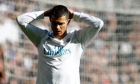 Ronaldo thua sấp mặt Messi: Cái giá của sự kiêu ngạo