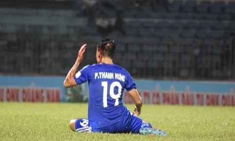 Thanh Hưng đổ máu sau pha va chạm với cầu thủ HAGL
