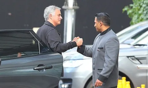 Nhìn Mourinho với nhân viên lễ tân, Paul Pogba có chạnh lòng?
