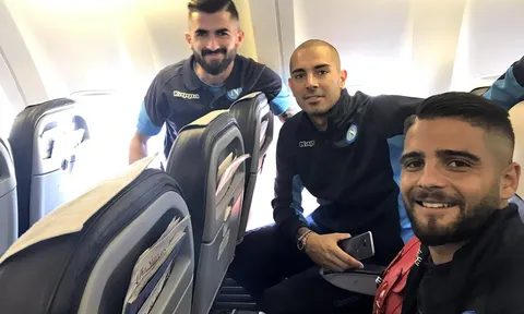 Dàn sao Napoli hành quân đến Manchester