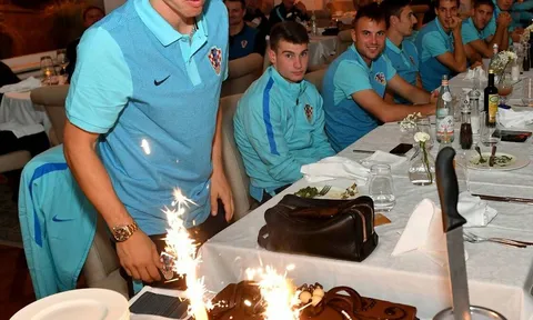 Modric kỷ niệm 100 trận trong màu áo ĐTQG