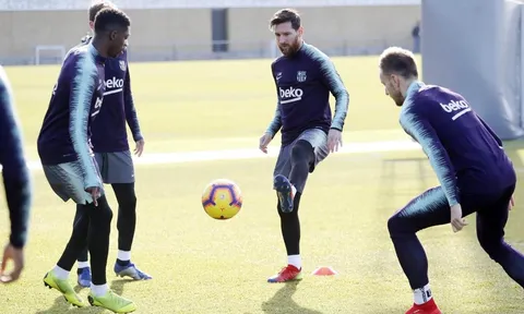 Ăn mừng lễ giáng sinh, dàn sao Barca vẫn không quên nhiệm vụ