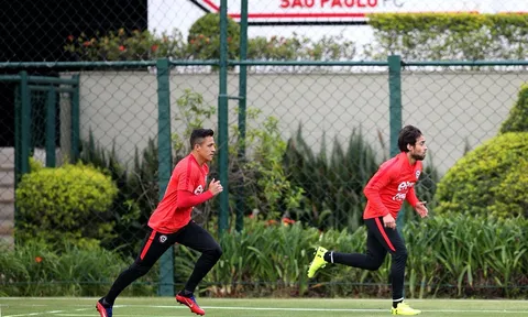 Sanchez tập luyện cật lực cho 'trận sống mái' với Brazil