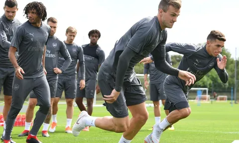 Khoe tóc mới cực chất trước trận derby Manchester, Aguero có khiến Pogba 'nóng mặt'?