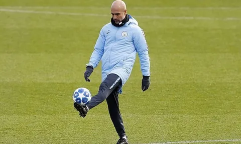 Pep Guardiola cao hứng biểu diễn skill trên sân tập