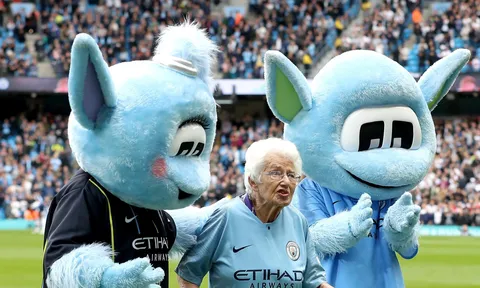 2 nhân vật bí ẩn 100 tuổi ra sân cùng Man City là ai?