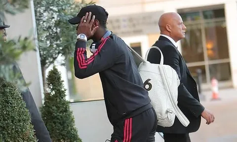2 sao Man Utd thoải mái cười đùa trong lúc Pogba che mặt