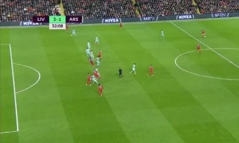 'Liverpool có đến 7 cầu thủ trong vòng cấm. Arsenal không thể phòng ngự với quả tạt đó'