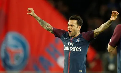 Không thi đấu, Dani Alves làm fan cuồng của PSG
