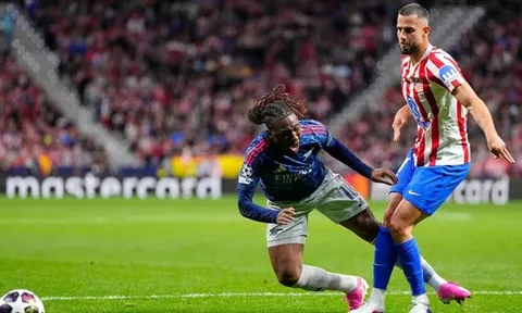Simeone náo loạn đường biên khiến Arsenal bị tước phạt đền