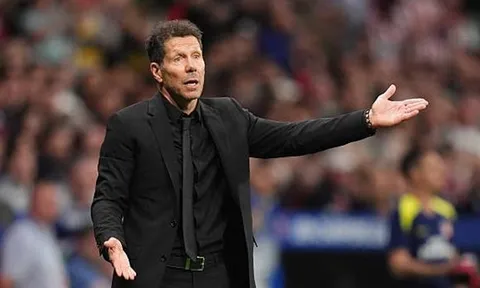 Ben White bị Simeone dằn mặt vì giẫm lên huy hiệu Atletico