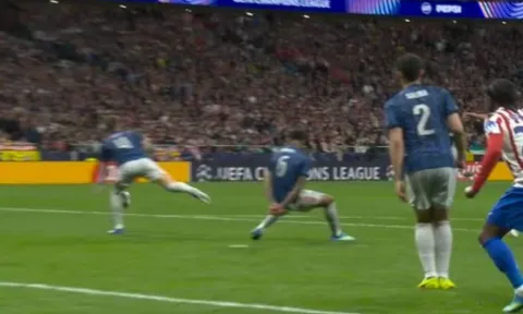 Carragher gọi quả phạt đền của Atletico là vết nhơ Champions League