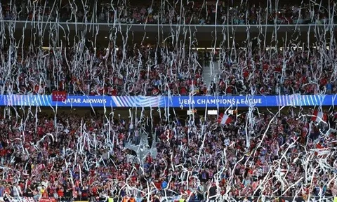CĐV Atletico ném giấy, bình luận viên BBC dính đòn