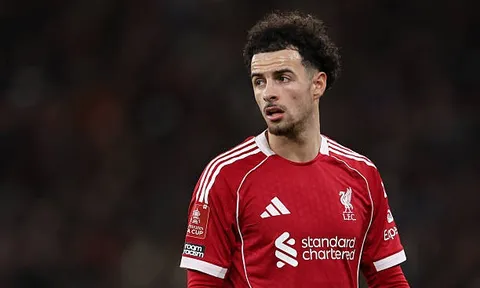 Vì sao Curtis Jones lạc lõng tại Liverpool nhưng lại hợp với Villa?