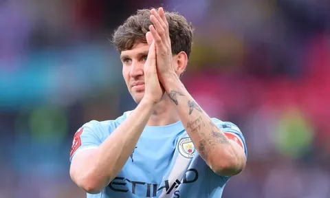 Romano hé lộ tương lai Stones rời Man City