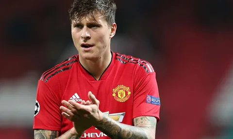 Muốn MU đá nửa sân, Solskjaer hãy biến Lindelof thành Jorginho của United
