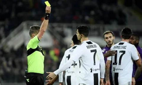 Vừa ghi bàn, Ronaldo đã bị dính thẻ và rời sân