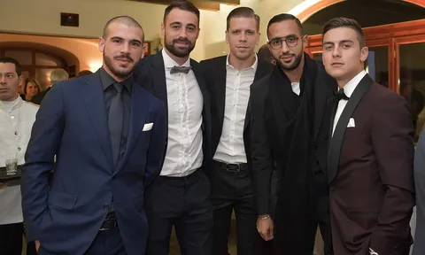 Sao Juventus nói cười rôm rả mừng lễ hội bánh mì nướng Italia