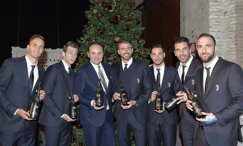 Sao Juventus hóa "soái ca" trong trong dạ tiệc giáng sinh