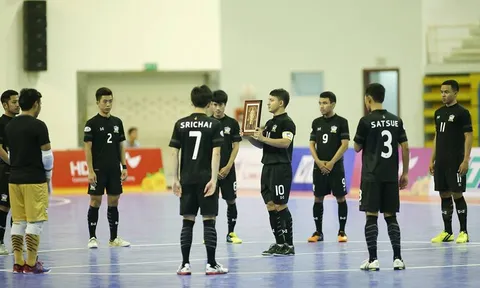 Giải futsal Đông Nam Á 2017: Thái Lan hành lễ tưởng nhớ nhà vua Bhumibol Adulyadej