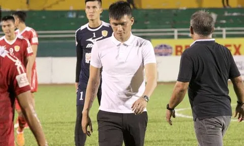 Ngó lơ HLV Alain Antoine, Quyền chủ tịch Công Vinh thân mật con trai HLV Calisto
