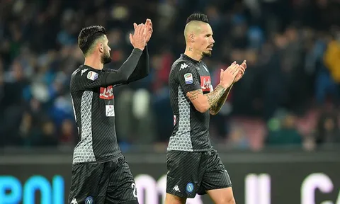 Thua trận, người Napoli tố Juventus 'đổ bê tông'