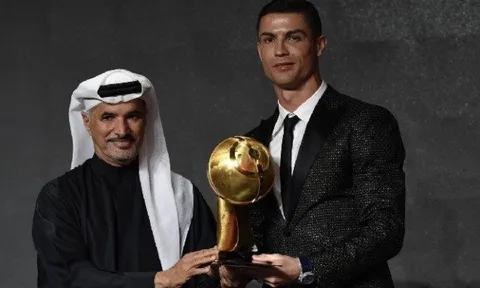 Nhận giải lớn, Ronaldo lờ Real, tố FIFA "chẳng biết gì về bóng đá"