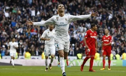 Ronaldo "khoe" bóng vàng, Real nhấn chìm Sevilla 5 bàn chỉ trong hiệp một