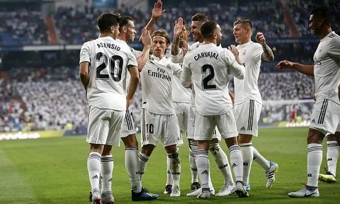 Courtois lần đầu bắt chính, Real đại thắng trên sân nhà