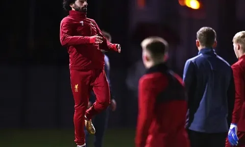 Làm truyền thông cho đội khúc côn cầu, Mourinho bị té 'chổng vó'