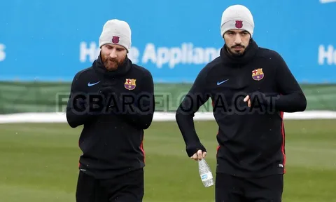 Các cầu thủ Barca "trầm tư" khi biết tin đụng Chelsea