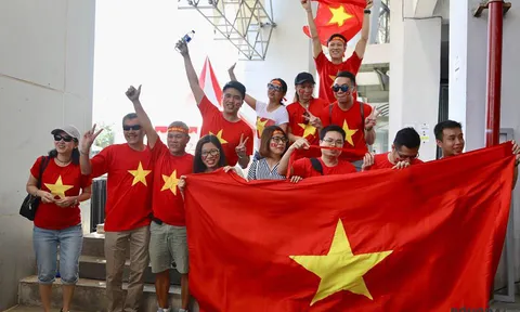 Cờ đỏ sao vàng U23 Việt Nam tung bay trên sân Wibawa Mukti tại ASIAD 2018