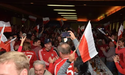 Ribery được fan vây kín ngày trở lại