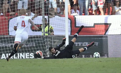 Ronaldo cười nhạt dạy cách ghi bàn cho Vua phá lưới Serie A