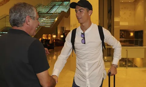 Ronaldo diện sơ-mi trắng hội quân cùng đội tuyển Bồ Đào Nha