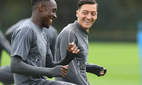 Mesut Ozil 'thả thính' Danny Welbeck trước trận đấu với Newcastle
