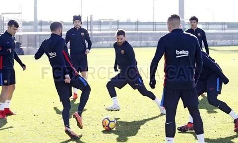 Vừa trở lại Barca, Messi đã bị đồng đội "hành"