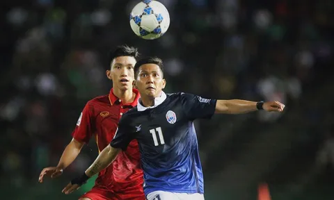 Suarez không rời Messi trên sân tập