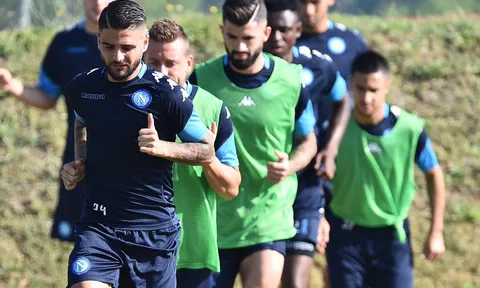 Chủ tịch tuyên bố 'đầu hàng', cầu thủ Napoli vẫn nỗ lực tập luyện