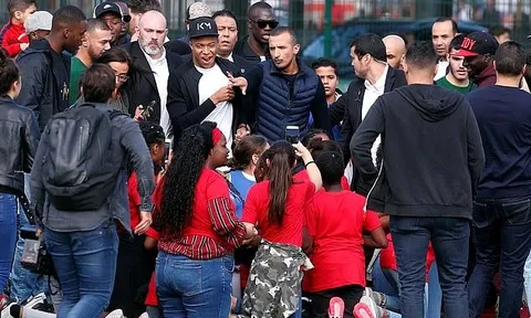 Nơi quê nhà Bondy, người dân quỳ rạp chào đón Kylian Mbappe