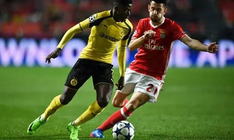 Ozil volley đẹp mắt, mang Arsenal gần hơn với top 4