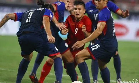 Nhìn 4 cầu thủ Philippines chặt chém Quang Hải, đến Messi cũng chẳng khổ hơn