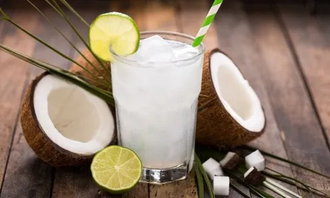 4 kiểu người không nên uống nước dừa kẻo rước thêm bệnh vào người