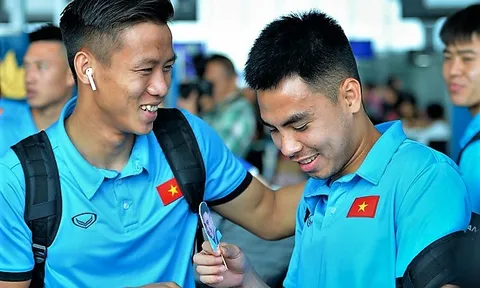 Công Phượng đội nón cực ngầu, Đức Huy được fan tặng "quà độc" trước giờ bay Philippines