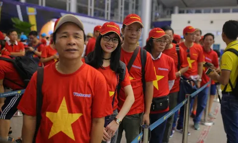 Fan xếp hàng dài ở sân bay sang Indonesia "tiếp lửa" U23 Việt Nam tranh huy chương đồng
