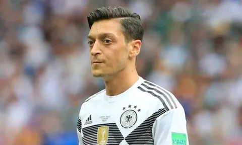 Wenger: "Tôi không thích Ozil giã từ tuyển Đức"