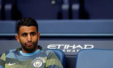 Riyad Mahrez cô đơn trong ngày Man City đại thắng