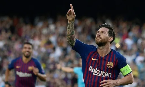Thủ môn Jeroen Zoet làm nền cho siêu phẩm của Messi